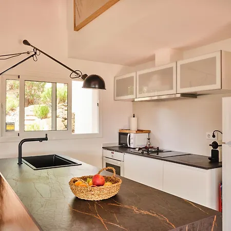 Casa Roques Negres *